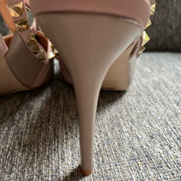 - Woman’s vegan leather gold studded heels. Size 8.5 - Picture 6 of 12